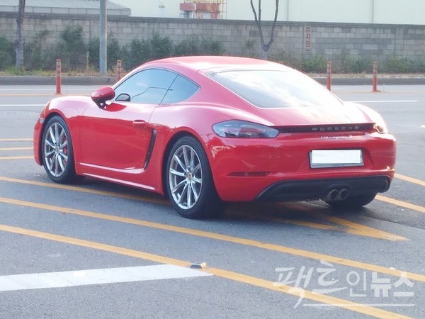 서울 마포구 상암로 안전지대에 포르쉐가 밤샘 주차를 하고 아침을 맞았다. [사진=정수남 기자]