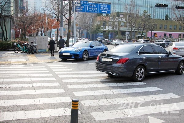 지난 주말 경기 성남 분당 야탑로에서도 포르쉐가 오후 내내 불법 주차했다. [사진=정수남 기자]