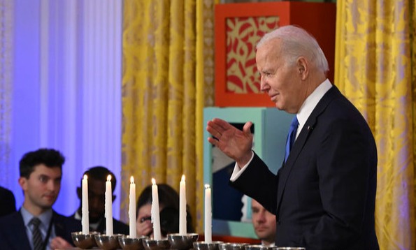 조 바이든 미국 대통령이 지난 11일 백악관 이스트룸에서 열린 유대교 명절 '하누카' 리셉션에 참석해 연설하고 있는 모습. [사진=뉴시스]