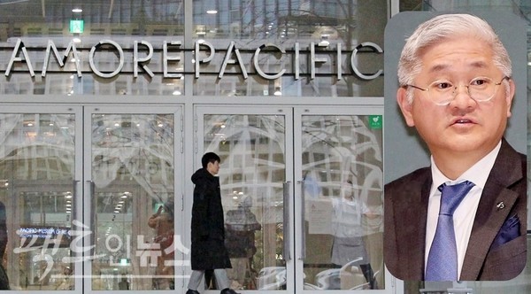 서경배 회장과 아모레퍼시픽 서울 용산 사옥 입구. [사진=정수남 기자, 뉴시스]