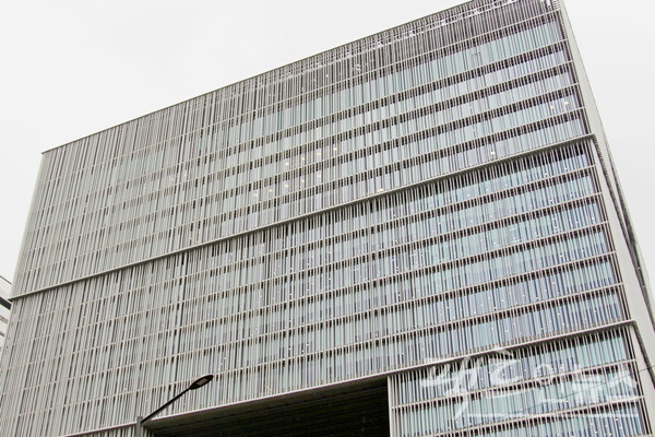 건물은 철 기둥으로 둘렀다. 정사각형의 콘크리트 구조물에 개성을 가미한 것인데, “웅장합니다”라는 기자의 말에 한 직원은 “감옥의 철창과 닮았다. 감옥에 있는 기분”이라고 말했다. [사진=정수남 기자]