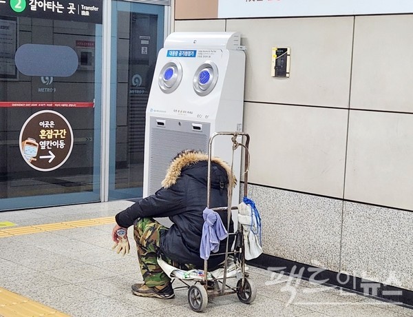 지하철 9호선 당산역 승강장. 한 중년 남성이 손수레에 앉아 다리 쉼을 하고 있다. 하루하루가 사는 게 버거워서? [사진= 정수남 기자]