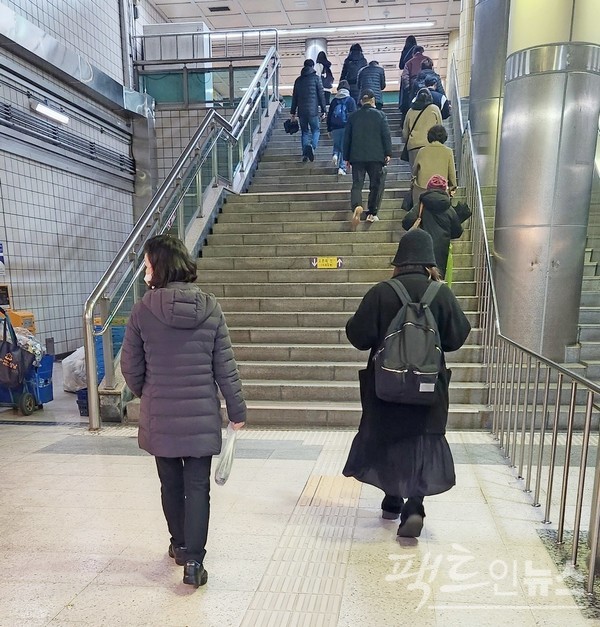 서울지하철 역사에 있는 에스컬레이터는 고장이 일수다. 남한산성역에 있는 이 에스컬레이터는 일주일이 멀다 하고 고장이 난다. [사진= 정수남 기자]