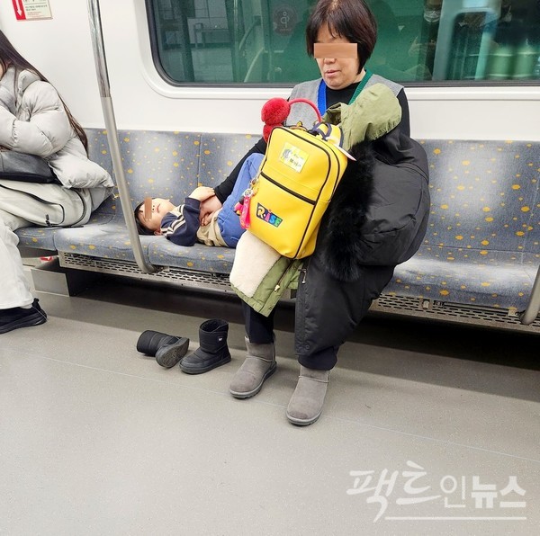한 노인이 손자로 보이는 어린이를 데리고 지하철을 탔다. 아이는 당연한 듯 자리에 눕는다. 프랑스의 경우 아이가 공공장소에서 공중도덕을 지키지 않으면 부모는 말로 하다, 그래도 듣지 않으면 뺨을 때리면서 공중질서를 지키라고 말한다. 프랑스는 선진국이다. [사진= 정수남 기자]