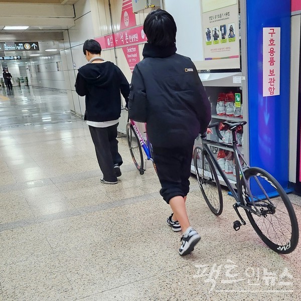 고등학생으로 보이는 두 명의 남자가 평일 지하철 8호선 열차에서 내렸다. 8호선은 평일에 접이식 자전거만 휴대하고 탈 수 있다. 이들이 9호선으로 갈아타기 위해 가고 있다. 9호선은 평일에도 접이식과 일반 자전거 휴대 탑승이 불가능하다. 한국은 후진국이다. [사진= 정수남 기자]