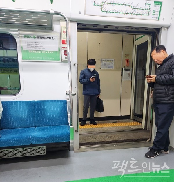 지하철 2호선 동대문문화역사공원 승강장이다. 이곳에서 주로 기관사가 근무 교대를 한다. 다만, 교대자가 선임일 경우 전임 근무자(왼쪽)는 열차가 떠날 때까지 기다렸다, 열차가 떠난 후 사무실로 향한다, 교대자가 후배, 전임 근무자가 선배일 경우에 선배는 바로 사무실로 간다. 군대 문화인 듯. [사진= 정수남 기자]