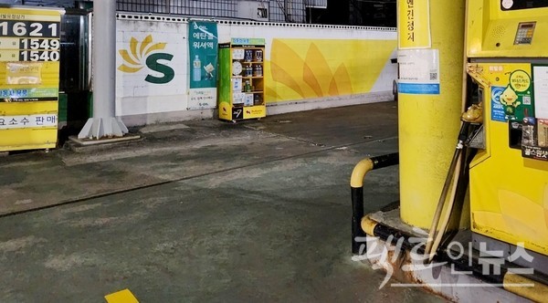 위 주유소에서 직선으로 1.2㎞ 떨어진 일반주유소의 이번주 유가 현황. [사진= 팩트인뉴스]