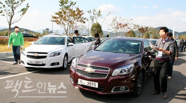 GM 한국사업장은 2011년 한국GM으로 사명을 바꾸고 모기업의 대중브랜드 쉐보레를 도입했다. 같은 해 10월 한국에 들어온 GM 중형세단 말리부의 부산 시승행사 모습. [사진=스페셜경제]