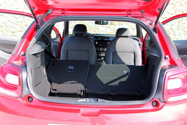 2열을 접으면 적재공간이 적재 넉넉한 공간을 확보할 수 있다.  [사진=정수남 기자]