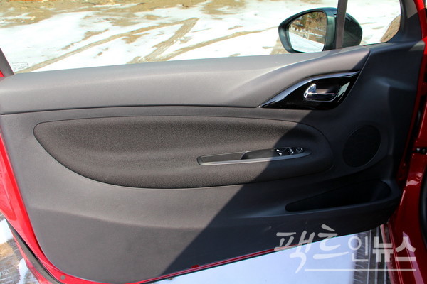 DS3은 요소요소에 고급감을 살리는 재질을 적용했다.  [사진=정수남 기자]