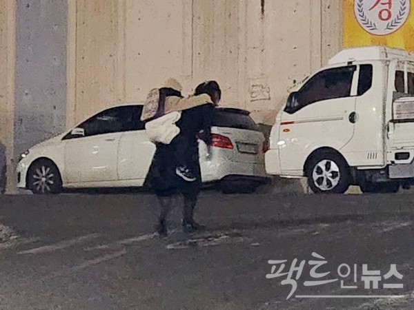 한 30대 엄마가 아이를 업고 경사길을 오르고 있다. 눈길이라 쉽지 않다. 결국, 엄마는 아이를 내렸지만, 아이는 울음으로 답했다. [사진=정수남 기자]