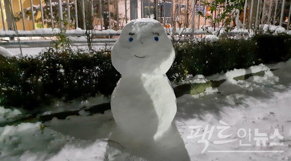 주차장 옆 화단에는 이미 누군가 눈사람을 만들어 놓았다. [사진=정수남 기자]