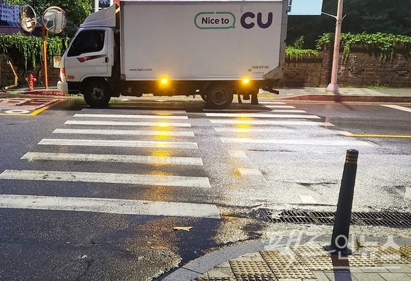 국내 편의점 업계 2위인 BGF 리테일의 CU 차량이 성남시 중원구 주택가 이면도로 횡단보도에 밤새 주차했다. [사진= 정수남 기자]