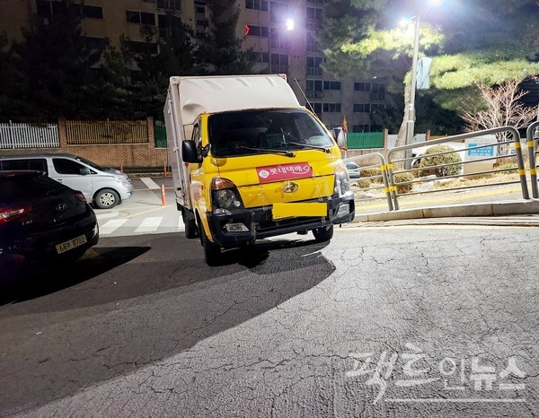 국내 유통 1위 롯데의 롯데택배도 위 사진 인근 이면도로 우회전 구간에 밤새 주차했다. [사진= 정수남 기자]