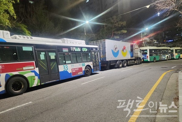 SPC 트럭(왼쪽 두 번째)이 성남시 중원구 상대원동 버스차고지 인근에 밤새 주차했다. 이곳은 차고지 옆 도로로 새벽에 출발하는 버스를 위한 장소다. 이곳에서 100m 떨어진 곳에 트럭과 버스 공영주차장이 있으며, 1㎞ 떨어진 곳에 샤니와 파리크라상 공장이 각각 자리하고 있다. [사진= 정수남 기자]