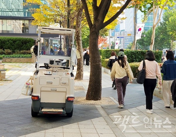 HY의 야쿠르트 아줌마(현 매니저)가 모는 배달 차량이 인도를 점령했다. [사진= 정수남 기자]