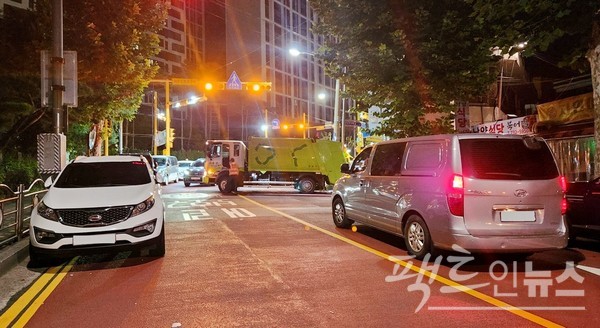 성남시 중원구 금상로 1개 차선을 구가 운영하는 쓰레기 수거 차량이 막았다. [사진= 정수남 기자]