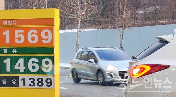 통상 유가 상승기에는 주말에, 유가 하락기에는 주초에 주유하는 게 기름값을 절약하는 방법이다. 현재 국내 유가는 꾸준히 하락하고 있다. 수도권 도시에 있는 주유소의 지난 주말 유가 현황. [사진=팩트인뉴스]