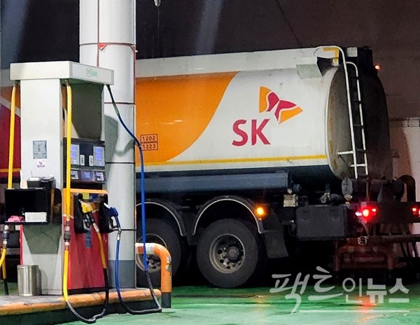 통상 주유소는 유가 변동분을 주초에 판매 가격에 반영한다. 위 주유소 인근에 있는 주유소가 이날 새벽 기름을 사입하고 있다. [사진=팩트인뉴스]