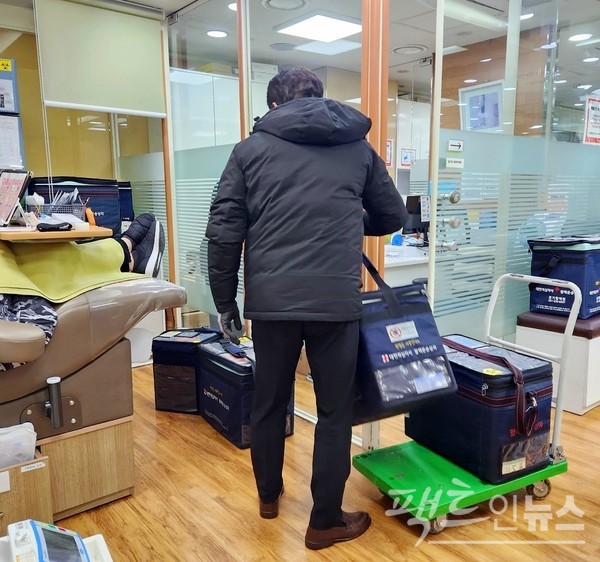 대한적십자사의 혈액 운송 직원이 혈액 가방을 헌혈의 집에 들이고 있다. [사진= 정수남 기자]