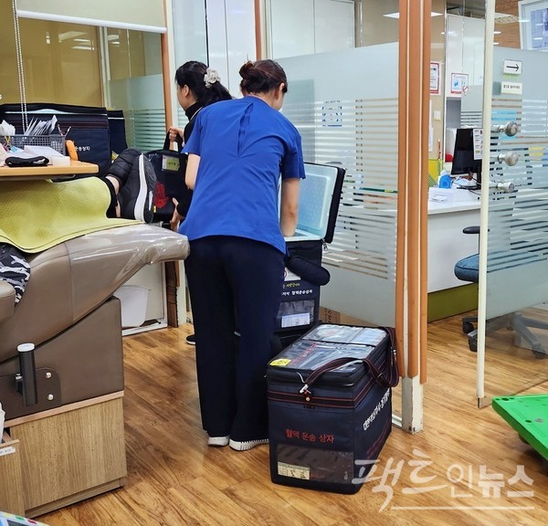 헌혈의집 간호사가 혈액 가방에 혈액을 넣고 있다. [사진= 정수남 기자]