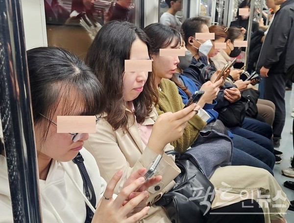 여자건, 남자건 지하철만 타면 스마트 전화기 삼매경에 빠진다. [사진=정수남 기자] 