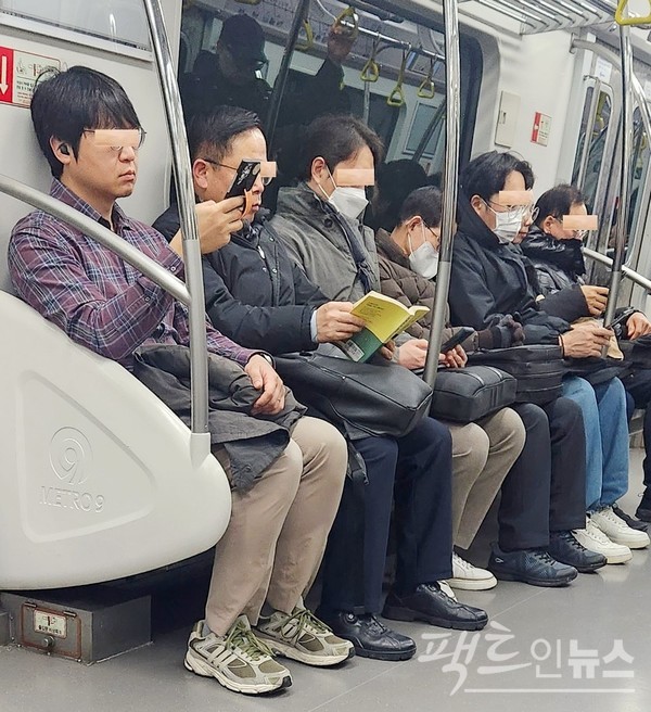 극적인 가운데는 중년 남성이 겨우 책을 들었다.  [사진=정수남 기자] 