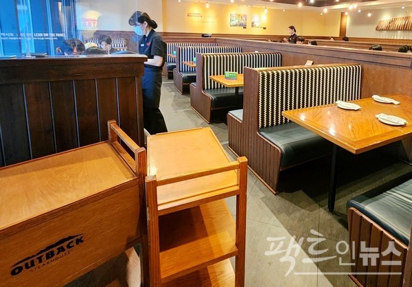 이날 점심시간 대기 고객 가운데 11명의 단체 고객의 자리 배치에 불만을 품고 철수했다. 대디 고객은 빈자리가 많았지만, ㄹ해당 매장이 입장 고객의 주문 후 대기 고객을 받아, 고객은 평균 40분을 허비했다. [사진=K 씨]