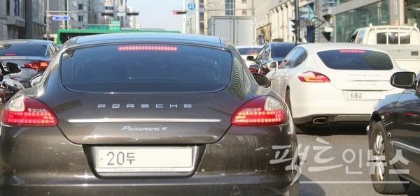 차량 가격이 1억원 중반대에서 3억원을 넘는 포르쉐 파나메라4와 4S(하얀색)가 서울 강남 도로를 달리고 있다. [사진=팩트인뉴스]