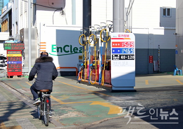 올해 들어 휘발유가가 1500원대, 경유가격이 1400원대로 각각 하락했다. 서울 마포 월드컵북로에 있는 주유소의 이번주 유가 현황. [사진=팩트인뉴스]