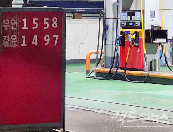 경기도 성남시 중원구에 있는 주유소의 지난 주말 유가 현황.  [사진=팩트인뉴스]