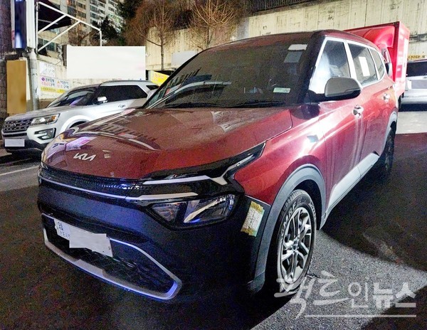 기아차가 늦어도 3월에 다목적 차량인 신형 카렌스를 선보이고 인도와 동남아시아 시장을 공략한다. 통상 완성차 업체가 출시 1～2개월을 앞두고 위장막 없이 국내 주요 도로를 달리며 시험 주행을 한다. 최근 수도권 도시에서 잡은 인텐스 레드 신형 카렌스. [사진=팩트인뉴스] 