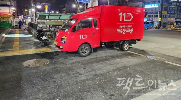 위 아파트 단지 인근에 지리한 서울 지하철 출입구 부근이면서, 이면도로 출입구이자 인도다. 11번가 차량이 슈팅 배송을 마치고 불법 주차했다. 이 차량은 항상 여기에 주차한다. [정수남 기자]