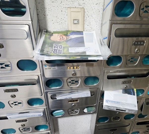 4월 총선에 수도권 한 도시에서 출마 예정인 한 야당 의원이 홍보 전단지를 지역구 아파트 우편함에 꽂았다. 대부분 쓰레기다. 통상 아파트 관리사무소를 통해 배포 허가를 받아야 하지만, 해당 의원은 무단으로 배포했다. 권력 남용이라는 게 이 파트에 거주하는 일부 주민 목소리다. 해당 의원은 21대 국회 초반 ‘갑질’로 당대표로부터 경고를 받은 바 있다. [사진=정수남 기자]