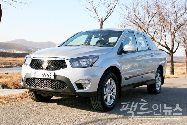 극 종반에는 2012년 초 나온 코란도 스포츠가 등장한다. [사진=정수남 기자]