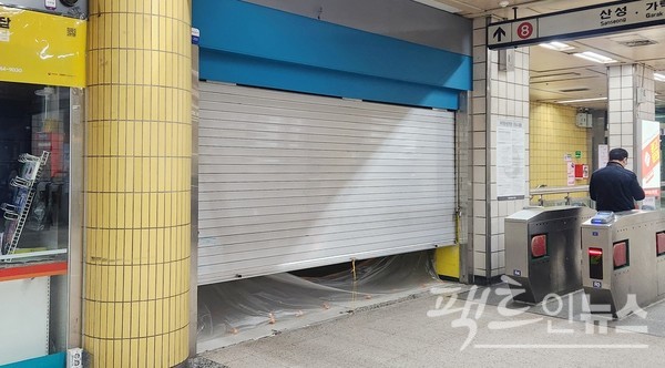 06시경. (위부터)서울지하철 8호선 남한산성입구역에 자리한 가게에서, 역 인근 성남시 중원구 자혜로에서도 70, 80대 노인이 폐지를 수집하고 있다. 위 트럭 노인과 10여미터 떨어진 곳에서 청소부가 쓰레기를 정돈(오른쪽에 쌓은 비닐 봉투)하고 수거 차량을 기다리고 있다. 남한산성역 안에서 풀빵 등을 파는 가게는 코로나19 3년을 버텼지만, 경기 침제 지속으로 이달 폐업했다. [사진= 정수남 기자]