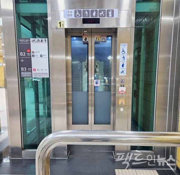 반면, 잠실과 암사방면 상행 승강기는 지하 2층과 3층만 잇는다. 같은 방향으로 지하 2층과 1층을, 지하 1층과 지상을 각각 연결하는 에스컬레이터가 있어서다. [사진=정수남 기자]