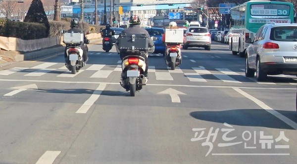 배달 이륜차가 주말인데도 대로를 누비고 있다. [사진= 정수남 기자]