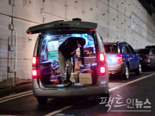 쿠팡 직원이 로켓배송으로 새벽에 고객이 주문한 신선식품 등을 배달하고 있다. [사진= 정수남 기자]