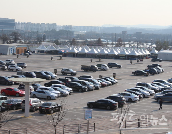 현재 모란시장은 개점휴업 상태다. 코로나19 이후 고객이 이곳을 찾지 않아서다. 코로나19 초기인 2020년 (위부터)3월과 11월 14일 모란시장 주자장. 14일은 모란장이다. [사진= 정수남 기자]