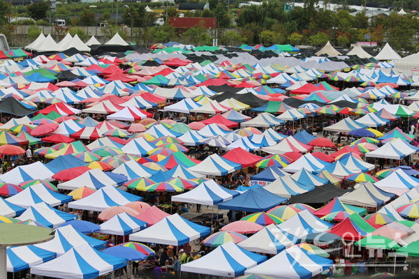 코로나19 이전인 2018년 모란시장 같은 장소. 주차장에는 1000개가 넘는 천막이 난장을 펼친다. 모란장은 4, 9 5일 장이다. 2018년 10월 9일 장날 모습. [사진= 정수남 기자]