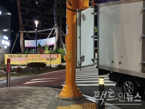 국내 건설사가 재개발해 2021년 말 입주한 이 단지 일부가 저상 택배 차량 운행을 요구하고 있어서다. 택배 회사 직원은 지난해 말까지만 해도 단지 입구에 차량을 세우고 물품을 배달했다. [사진=정수남 기자]