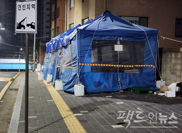 다만, 현재 택배 회사는 단지 인근 인도에 천막을 치고 택배 물품을 놓고 있다. 천막이 인도의 60% 이상을 점율하고 있어, 주민들이 불편을 호소하고 있다. [사진=정수남 기자]