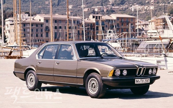 BMW는 1977년 1세대(1977년∼1986년 )7시리즈를 출시했으며, 우리나라에는 1987 2세대가 상륙했다. 7시리즈의 1세대는 당시 존재감과 안정감, 역동적인 측면에서 경쟁 모델을 압도했다. 현재 BMW 모델의 대표적인 특징으로 일컬어지는 원형의 트윈 헤드라이트, 키드니 그릴, 전면으로 솟아 오르는 후드 등의 전면부 디자인이 모두 이때 만들어졌다. 초기 7시리즈 시절 출시된 모델에는 BMW 728(170마력), 730(184마력), 733i(197마력) 등이 있다. 1977년 여름 첫 판매를 시작한 이후 딩골핑 공장이 쏟아지는 주문량을 감당할 수 없을 정도로 7시리즈는 큰 인기를 끌었다. 7시리즈가 출시 6개월 만에 2만대에 가까운 차량이 생산됐고, 이듬해는 3만5745대, 이후 2년간 생산량은 3만5000대를 각각 넘었다. 1986년 최종적으로 생산이 중단될 때까지 1세대 7시리즈는 모두 28만5천29대가 생산됐다. [사진=정수남 기자]
