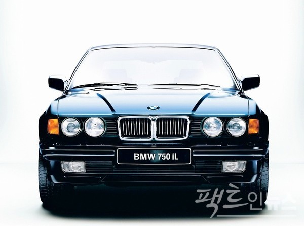 7시리즈 2세대(1986년∼1994년)는 독일 최초의 12기통 엔진으로 무장해 선보였다.2세대는 조화로운 선과 스포티한 핸들링, 혁신적인 섀시 컨트롤시스템을 갖추면서 더 넓어진 키드니 그릴이 전면부에 더욱 강력한 인상을 구현했다. 730i와 735i에 적용된 직렬 6기통 엔진은 각각 184마력과 211마력을 발휘한다. 2세대 7시리즈는 출시 후 8년 간 31만1000대가 팔렸다. [사진=정수남 기자]
