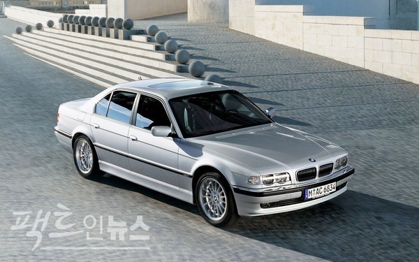 7시리즈 3세대(1994년∼2001년)는 대형 세단에서 최초의 경유 엔진을 장착했다. 당시만 해도 유럽에서 경유 엔진이 친환경으로 분류돼서다. 온실가스인 이산화타탄소를 휘발유 차량보다 적게 배출하기 때문이다. 7시리즈 3세대는 디자인 개선과 함께 향상된 승차감, 역동성을 높인 외관 등을 가졌다. 3세대는 8기통 엔진을 탑재한 730i와 740i, 12기통 엔진의 750i로 각각 선보였다. 1999년 740d가 나왔다. 740d는 세계 최초 V8 경유 엔진과 커먼레일 분사 시스템을 가지고, 최고출력 245마력, 최고속도는 242㎞를 발휘한다. 3세대는 32만7600대가 세계에서 팔렸다.  [사진=정수남 기자]