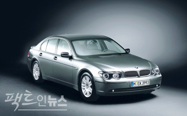 7시리즈 4세대(2001년∼2008년)의 8기통 엔진은 가변 밸브 타이밍(더블 바노스)과 가변 밸브 리프트 컨트롤인 밸브트로닉 기능을 추가해 성능과 경제성의 개념을 한 차원으로 올렸다. 735i와 745i는 세계 최초로 6단 자동변속기가 기본으로 실렸다. 4세대는 출시 후 4년 6개월 만에 3세대가 기록한 전체 판매량(32만7600대)을 추월했다. [사진=정수남 기자]