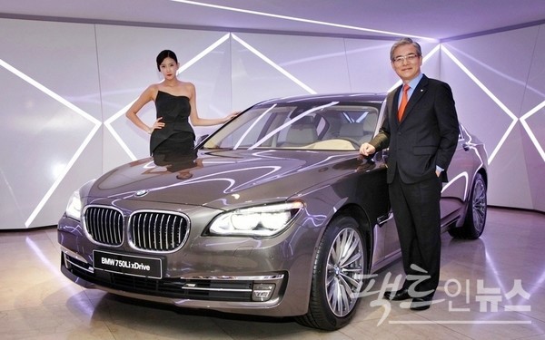 김효준(오른쪽) BMW그룹코리아 전 대표이사가 2012년 5세대 신형 7시리즈 출시 행사에 참석했다. [사진=정수남 기자] 