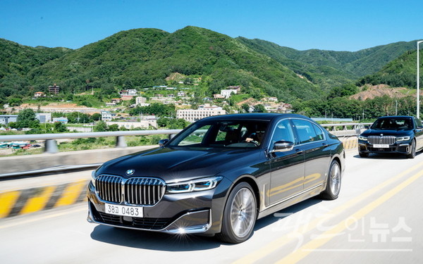 7시리즈 6세대(2015년~2022년)는 BMW의 모듈러 플랫폼인 후륜구동 기반 CLAR 플랫폼을 적용하면서 코드네임이 F에서 G로 변경되었다. 코드명은 G11으로 장축은 G12다. 6세대부터 BMW는 사람의 신장을 형상화한 전면부 키드니그릴(라디에이터그릴)을 대형화했다. 이울러 신형 7시리즈는 섀시가 카본으로 제작돼 동작인식 기능과 요즘 대세인 레이저 라이트르 비롯해 뒷좌석에서는 패드를 이용해 차량의 시스템을 이용할 수 있게 했다. 원격 자동주차 기능도 이때 선보였다. [사진=정수남 기자]