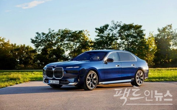 7시리느 7세대 (2022~현재) 외관은 테두리에 발광다이오드(LED)를 적용한 키드니그릴을 중심으로 분리형 헤드램프를 지녔다. 7세대는 헤드램프는 주위에 블랙 하이그로시를 둘러 주간에는 거의 보이지 않도록 디자인했다. 후면부는 간결해졌다. 후면부를 가로지르는 크롬 라인이 없어졌고, 번호판이 후면 범퍼 하단으로 이동한 것이다. 7세대는 오스트리아 보석회사인 스와로브스키와 협업한 크리스털 기어 손잡이와 터치 패드가 들어가며 외부는 매립형 도어 핸들이 들어가고, 내부는 버튼식 도어 개폐장치를 탑재했다. [사진=BMW]